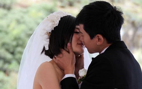 男同学问女同学借水杯倒点水正常吗？
